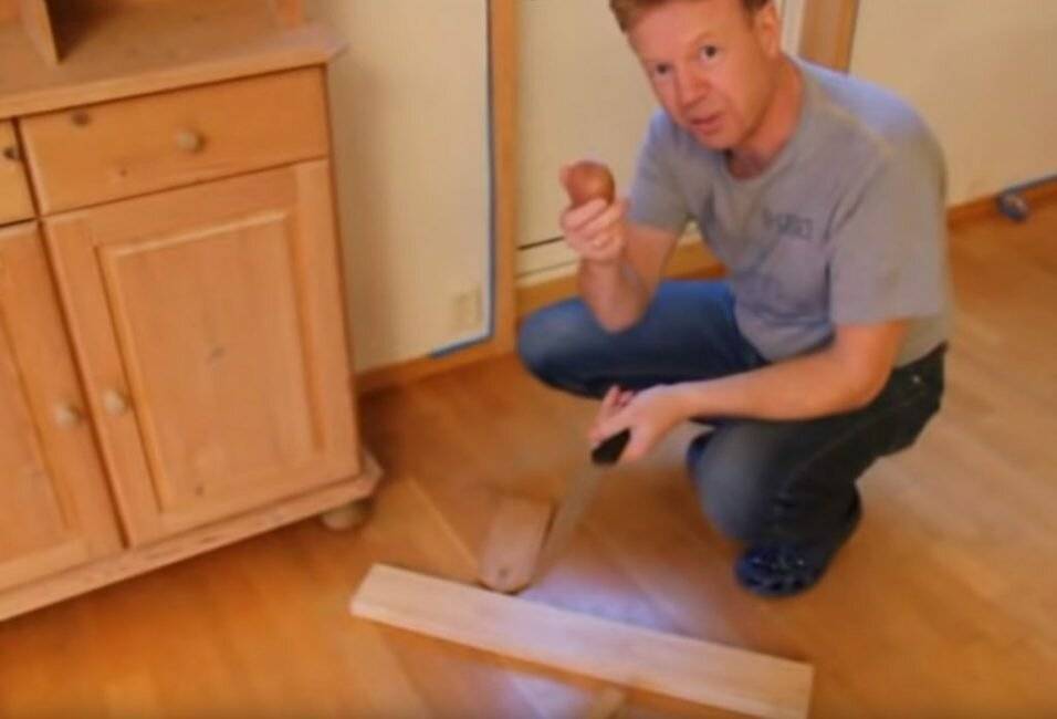 Как легко передвинуть тяжелый шкаф без ножек и не поцарапать пол