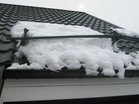 Снегозадержатели на крышу: зачем нужны, какие бывают, как выбрать