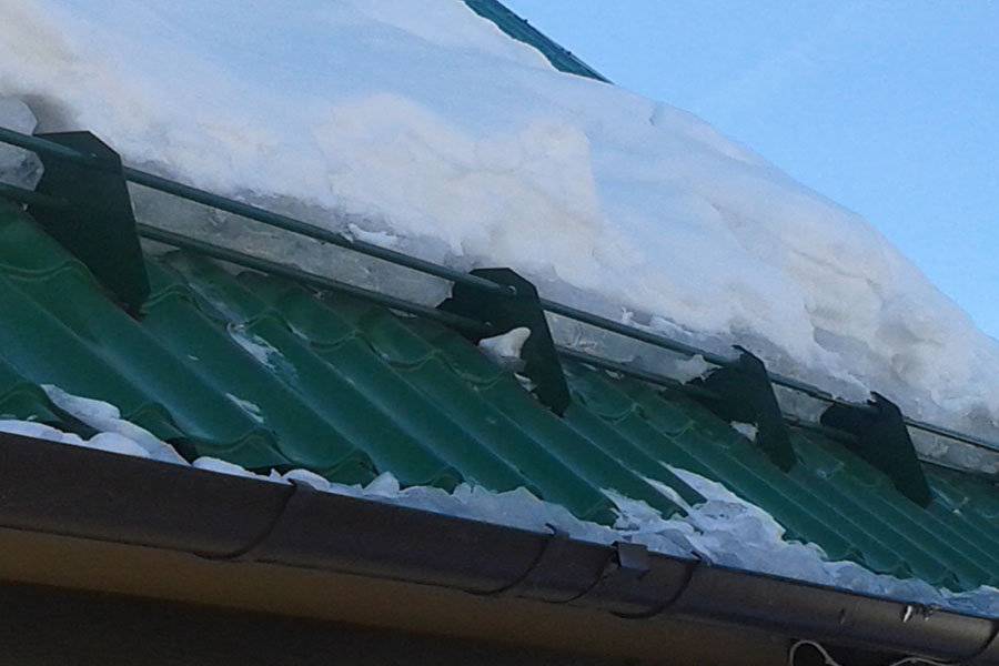 Снегозадержатели на крышу: трубчатый, уголковый и другие, зачем нужна планка снегозащиты на кровле, типы и виды снегозадержателей