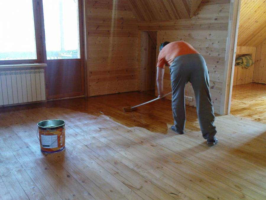 Чем покрыть деревянный пол в доме: советы эксперта