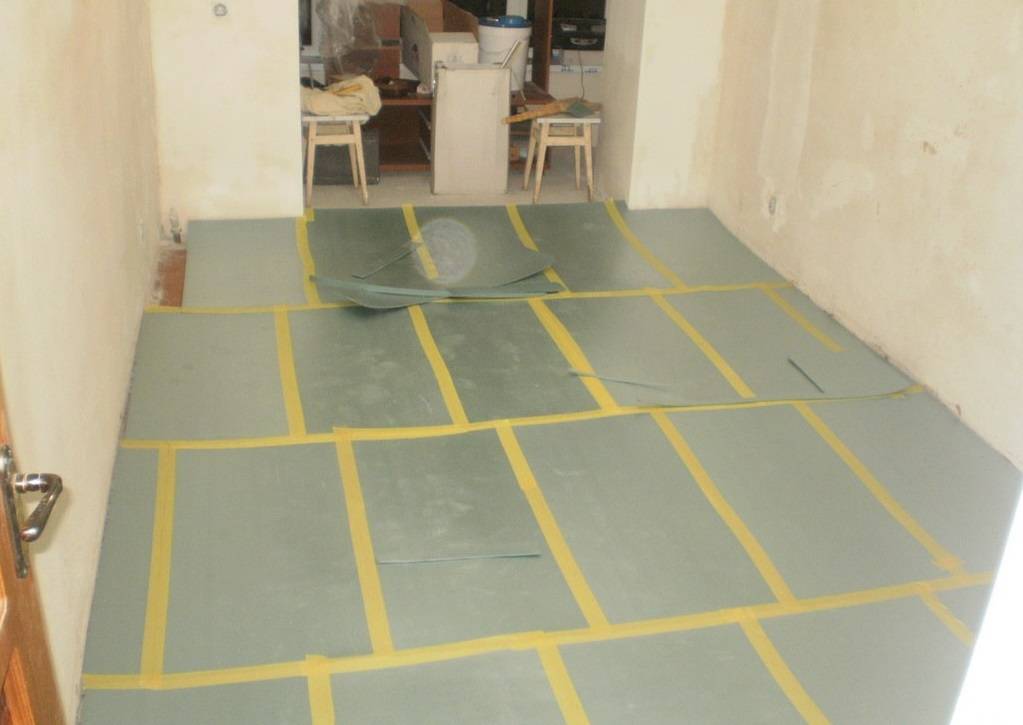Как уложить линолеум на бетонный пол без клея с подложкой (утеплителем) своими руками чтобы было тепло?