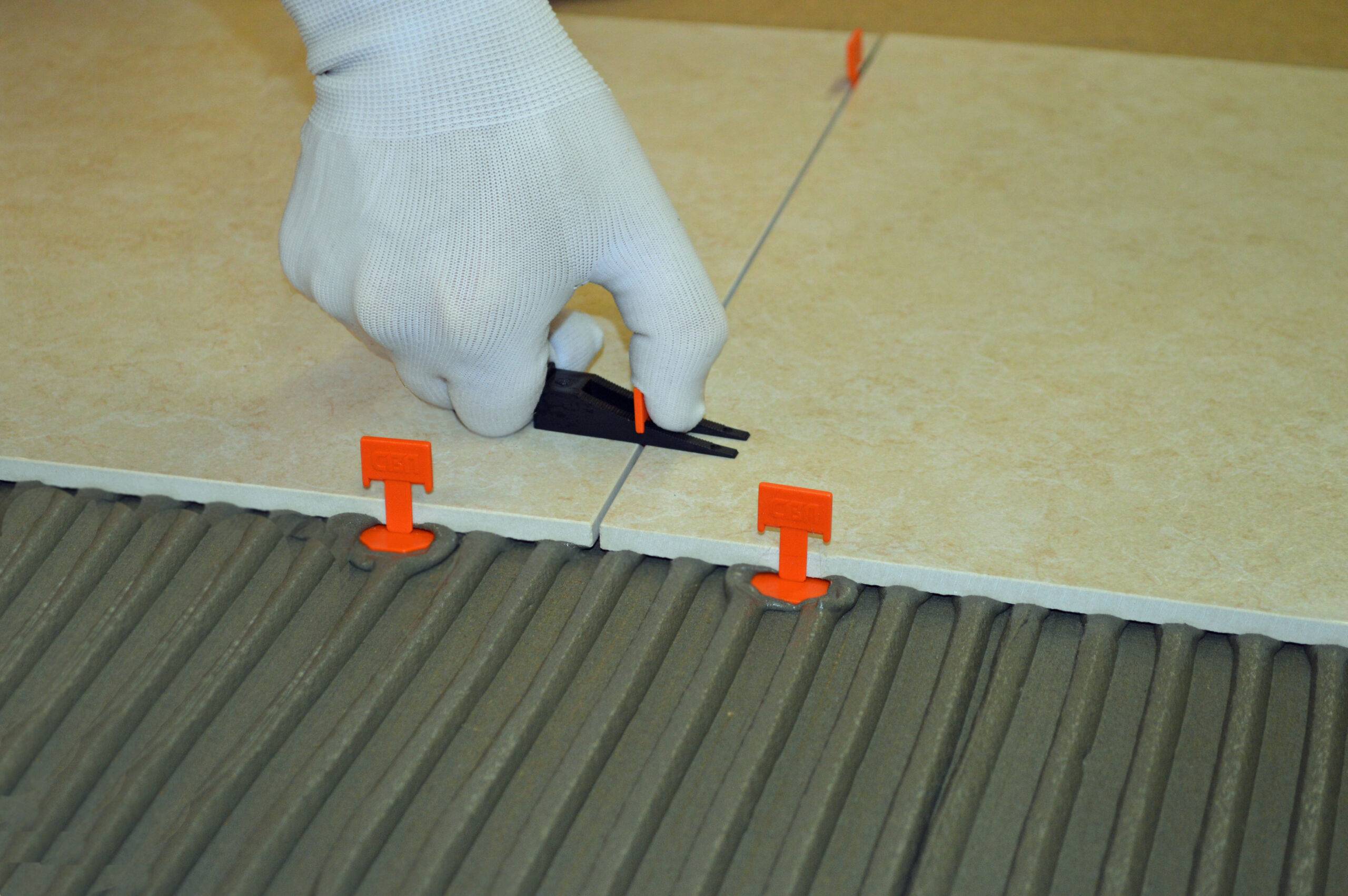 Как уложить плитку на пол при наличии перепадов по высоте
