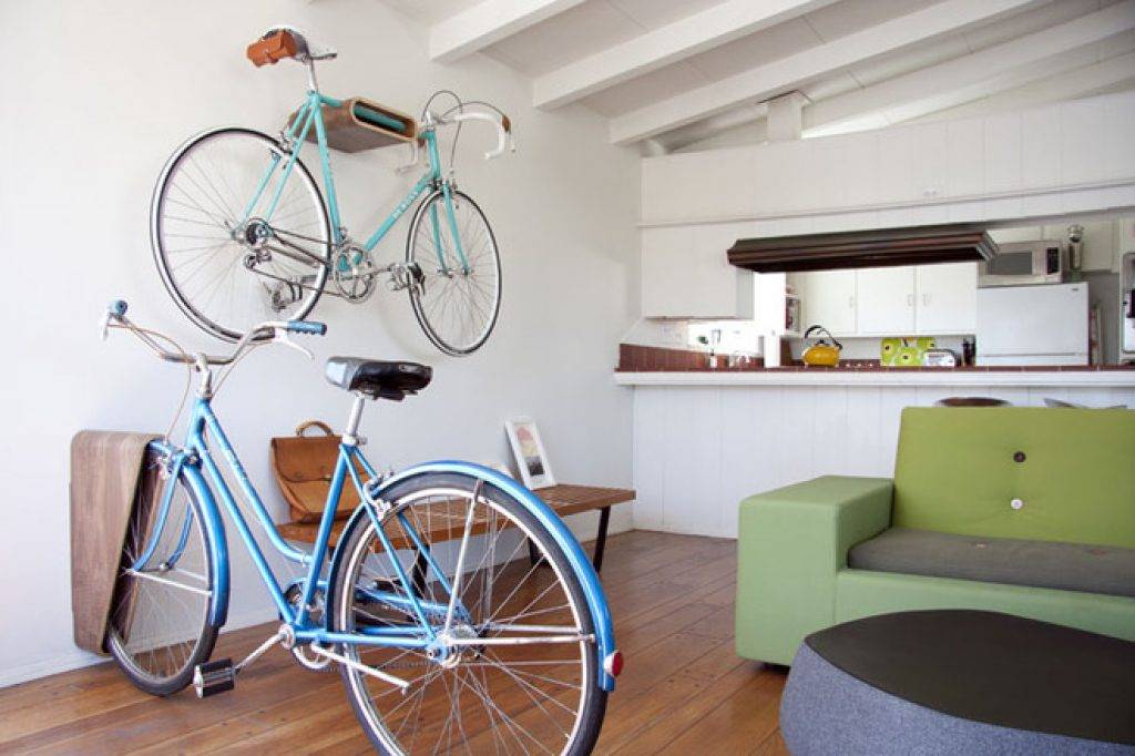 Как хранить велосипед в квартире, если совсем нет места