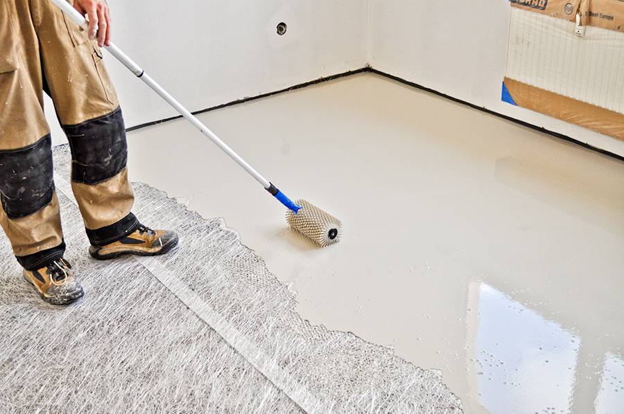 Как выравнивать бетонные полы в квартире своими руками - стяжка
