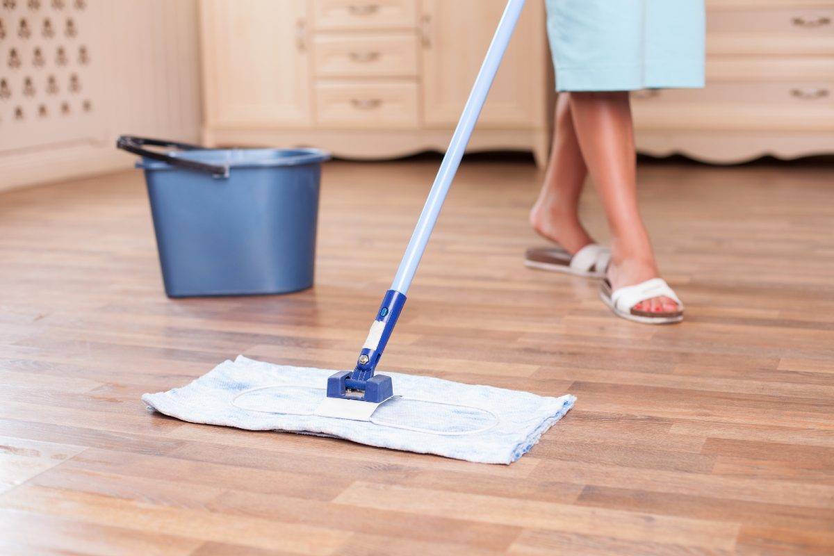 Чем мыть линолеум: средство для напольного покрытия на кухне, чтобы не было разводов, фото, видео