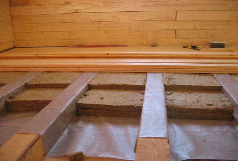 Как сделать черновой пол в деревянном доме своими руками: монтаж по деревянным балкам, устройство, укладка, чем обработать, фото и видео