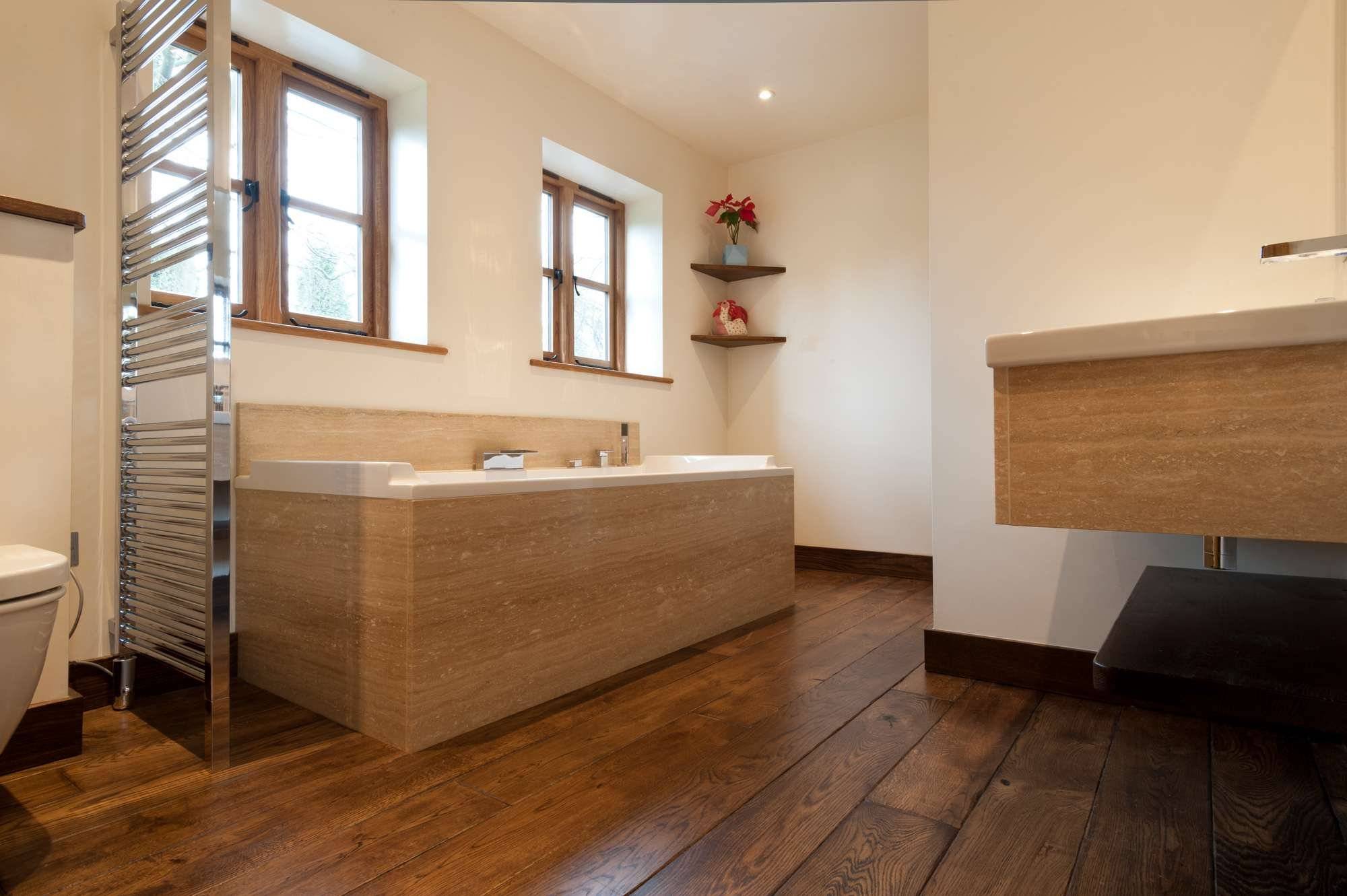 Какое покрытие выбрать для пола в ванной деревянного дома