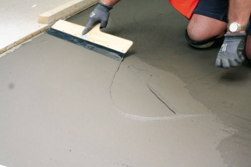 Как выровнять деревянный и бетонный пол под ламинат своими руками