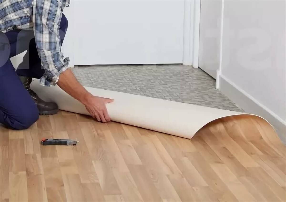 Как правильно постелить линолеум своими руками на деревянный пол