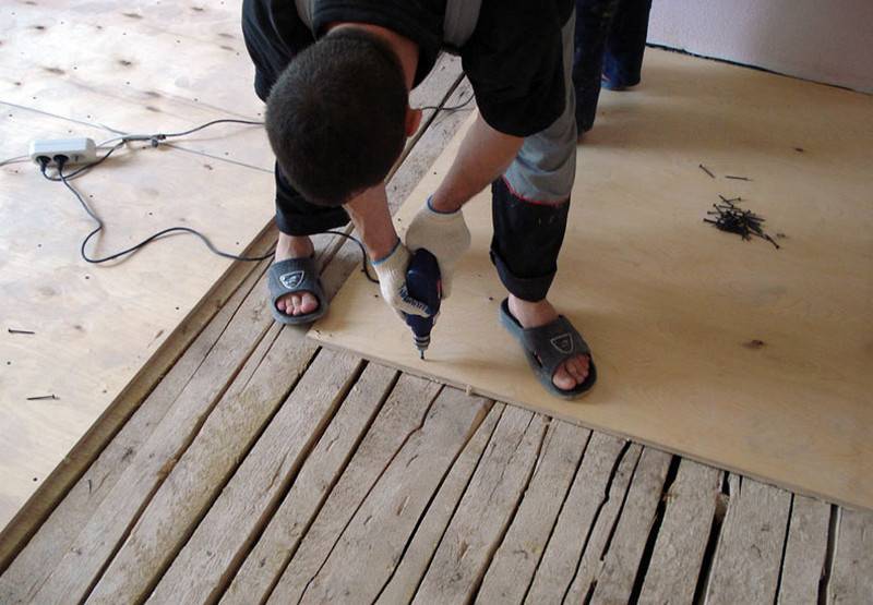 Как стелить ламинат на деревянный пол: видео инструкция
