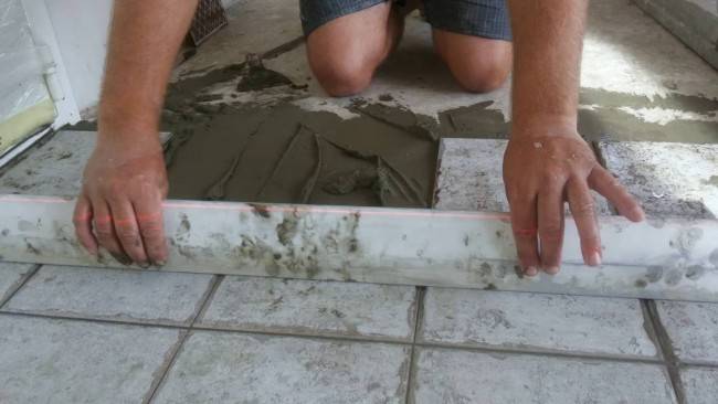 Как выровнять пол под плитку: укладка неровная и выравнивание наливное, плиточный клей класть и положить, стяжка
