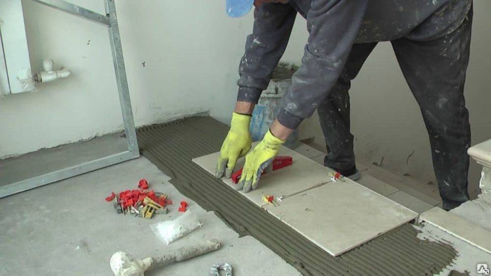 Укладка плитки на пол своими руками: технология монтажа напольного кафеля (видео)