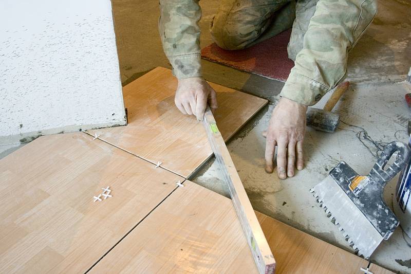 Как положить плитку на деревянный пол - технология укладки