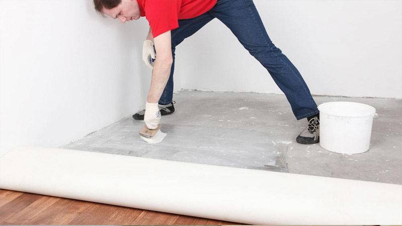 Как класть линолеум на бетонный пол, использование подложки