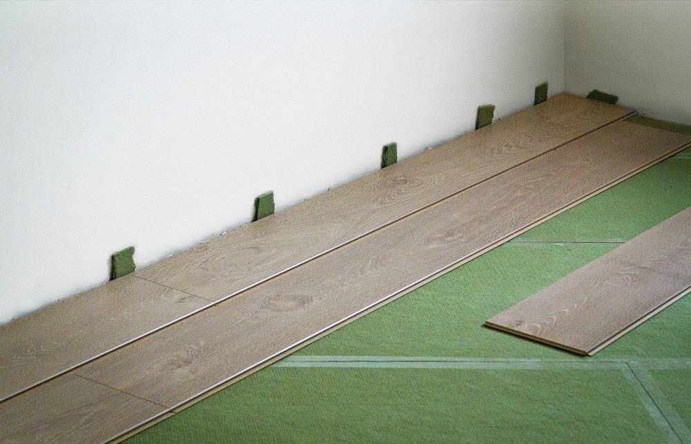 Укладка подложки под ламинат - правила и инструкция