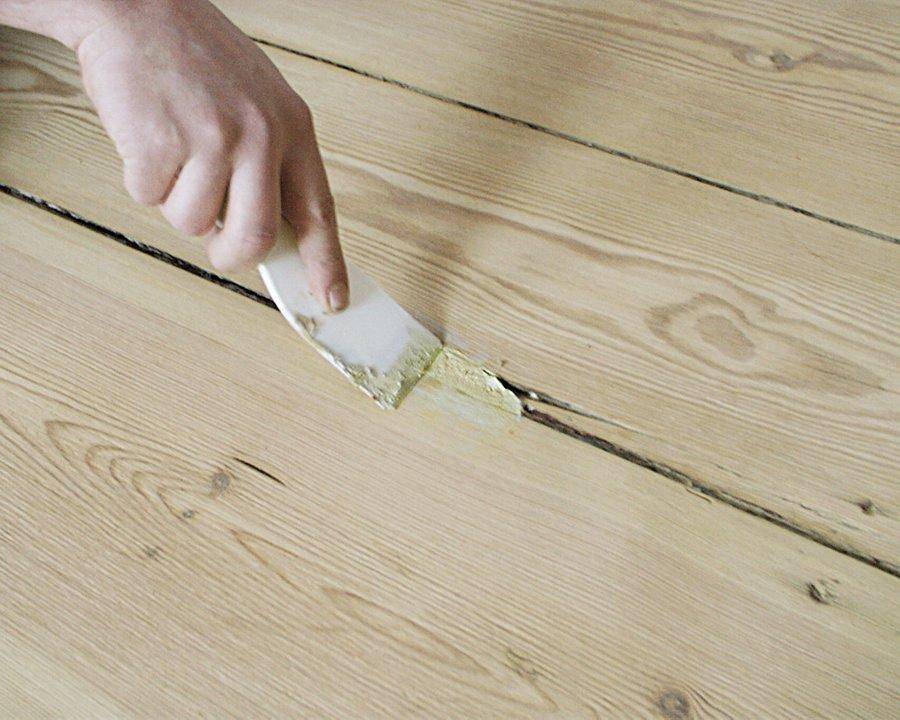 Деревянный пол в квартире: чем заделать щели и ремонт своими руками