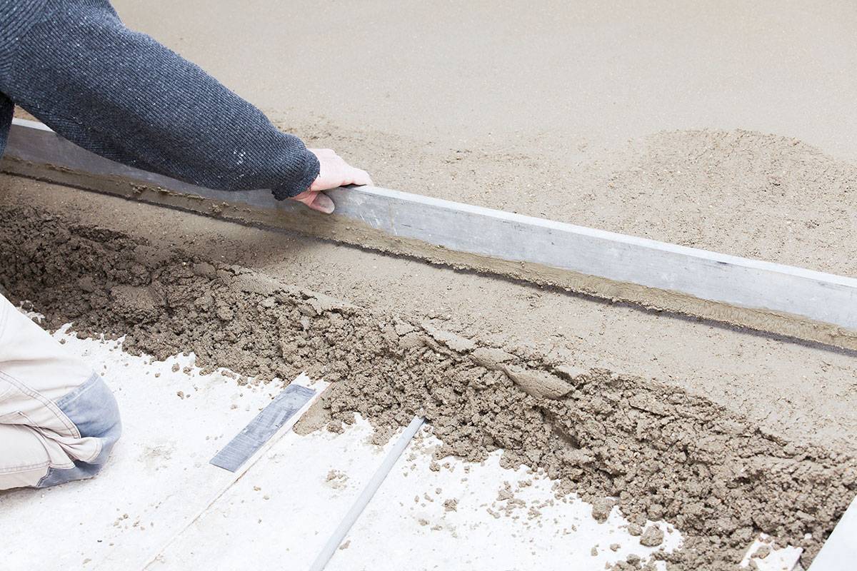 Цементно песчаная стяжка пола своими руками: технология устройства (видео)