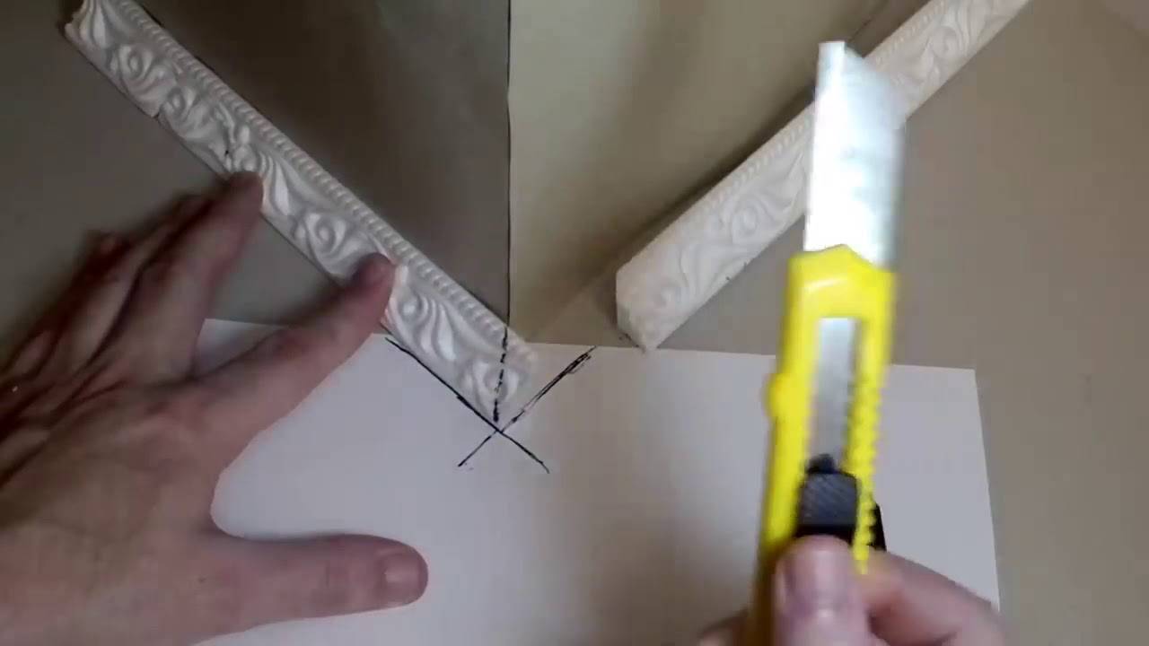 Как правильно обрезать потолочный плинтус в углах со стуслом видео, резка внутреннего угла, обрезка плинтуса для стыковки