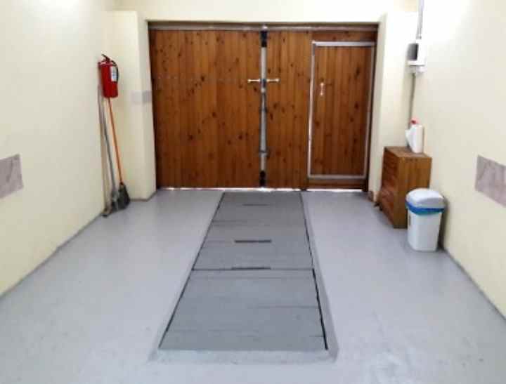 Чем покрыть бетонный пол в гараже: способы защиты от пыли, варианты покрытий