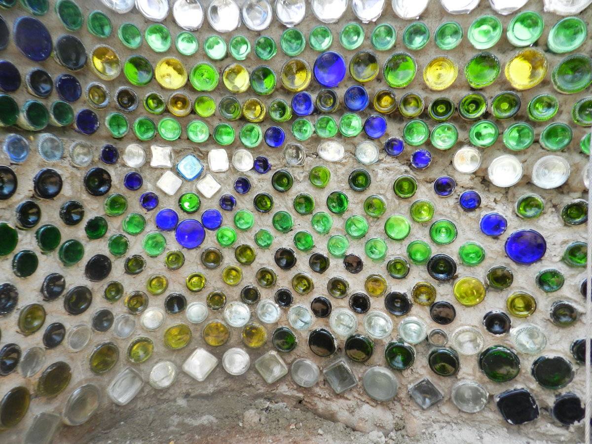 Поделки из стеклянных бутылок для дома и дачи (36 фото)
