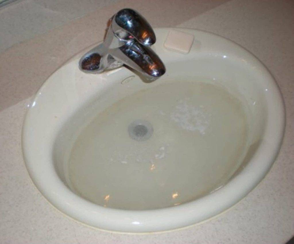 При смыве вода поднимается. Засор в раковине. Раковина с водой. Засор в раковине в ванной. Смыв в раковине.