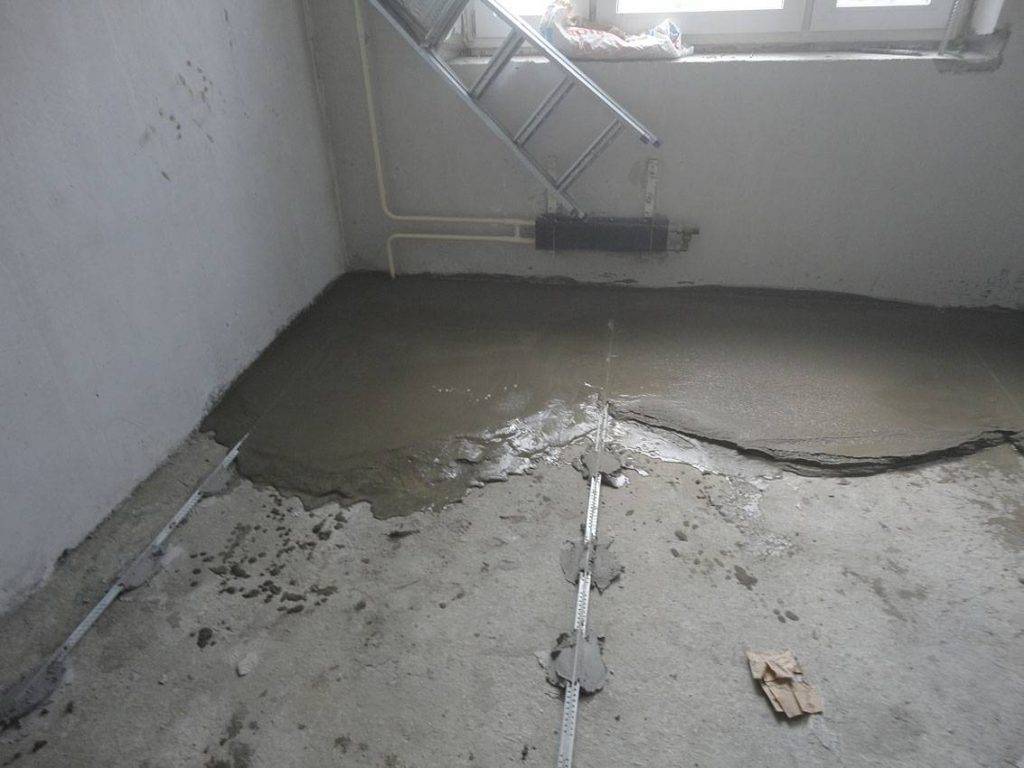 Выравнивание бетонного пола в квартире своими руками: способы. +видео