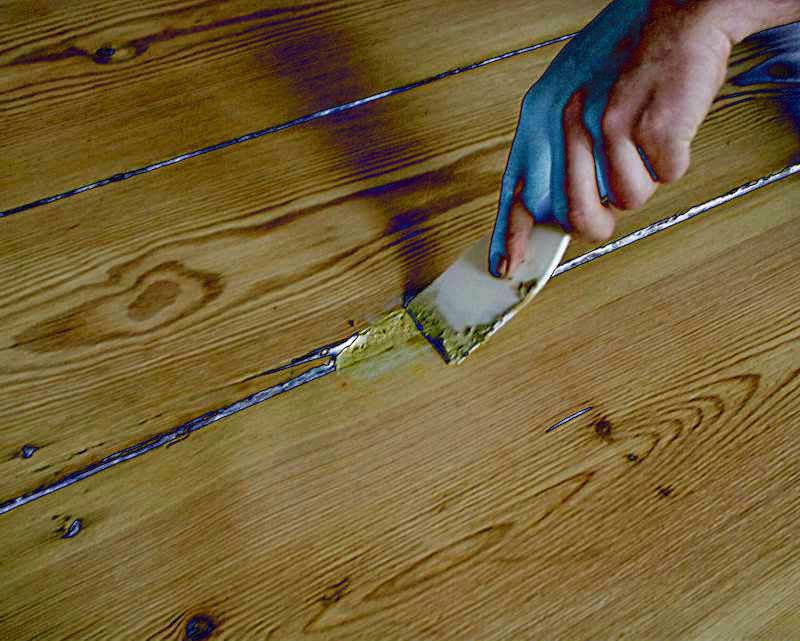 Заделка трещин в деревянном доме. что выбрать: конопатку, шпаклевку или герметик для дерева?