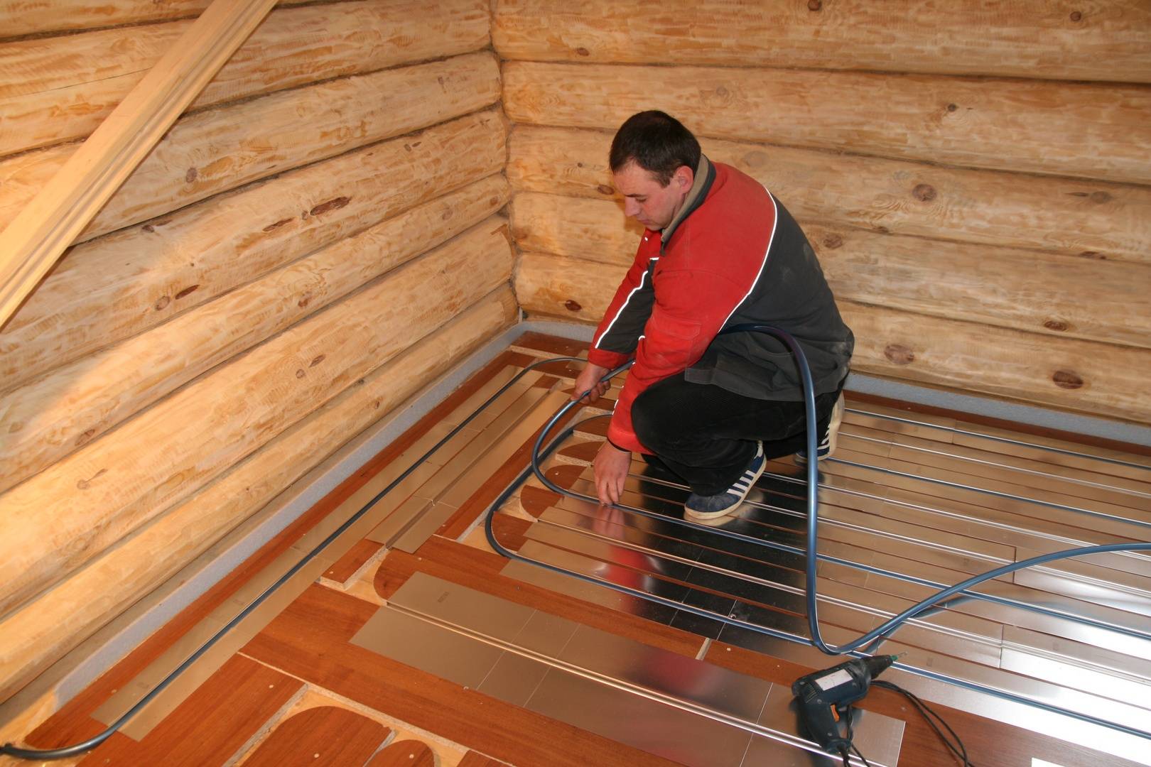 Укладка теплого пода под ламинат в деревянном доме - инструкция