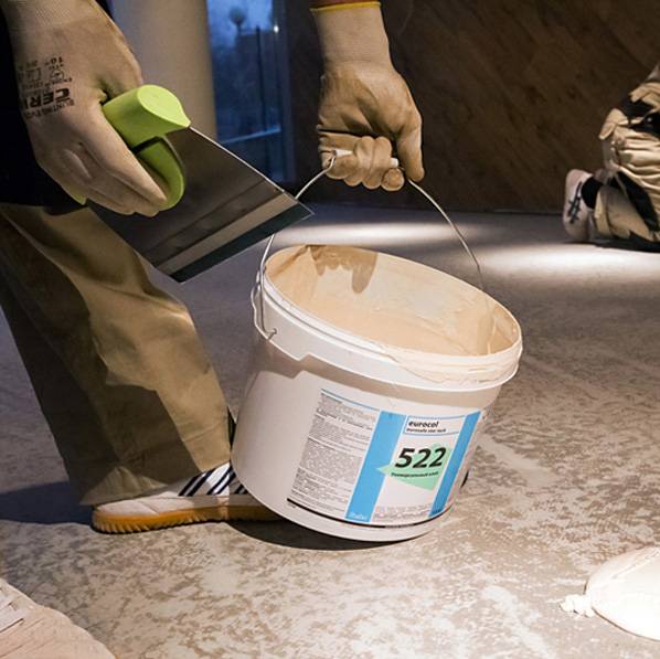 Каким клеем приклеить линолеум к бетонному полу: подходящие смеси