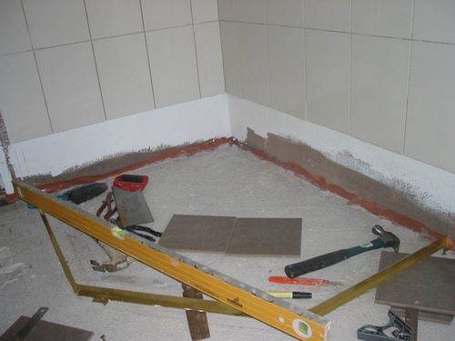 Как положить плитку на пол в ванной: стяжка, укладка, как укладывать, как класть напольную плитку, подготовка, размеры, как залить, фото и видео