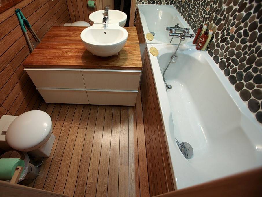 Выбираем материал и учимся укладывать деревянный пол в ванной