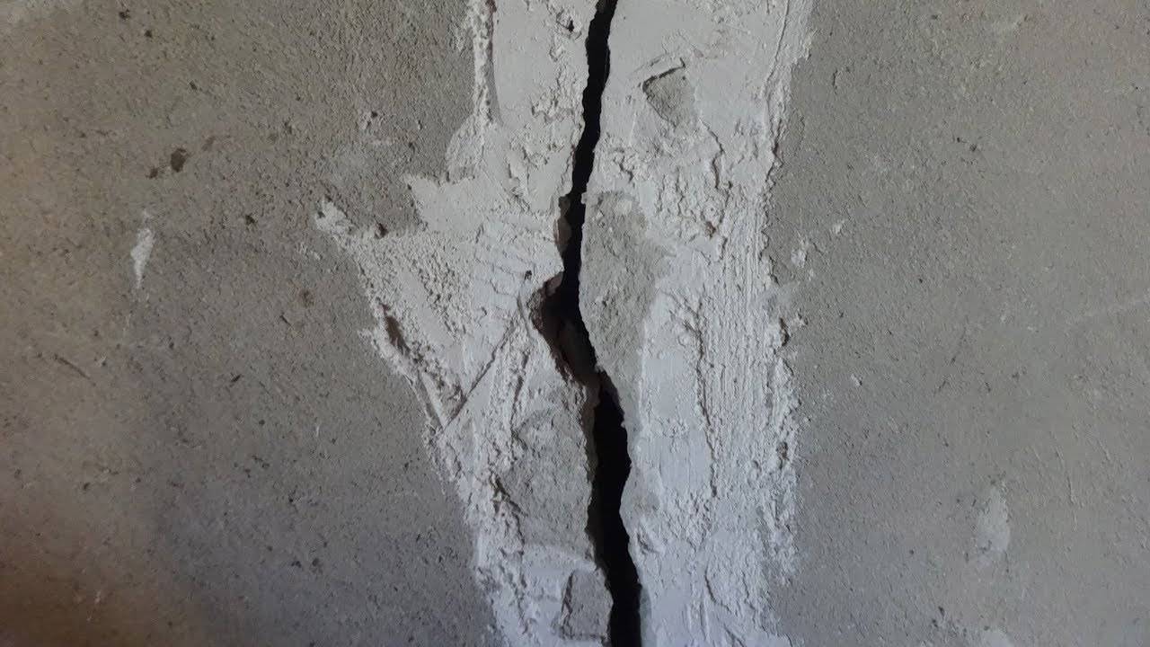 Как заделать трещины в стене квартиры дома?