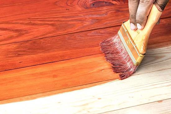 Чем покрыть деревянный пол в доме: выбираем лучший вариант