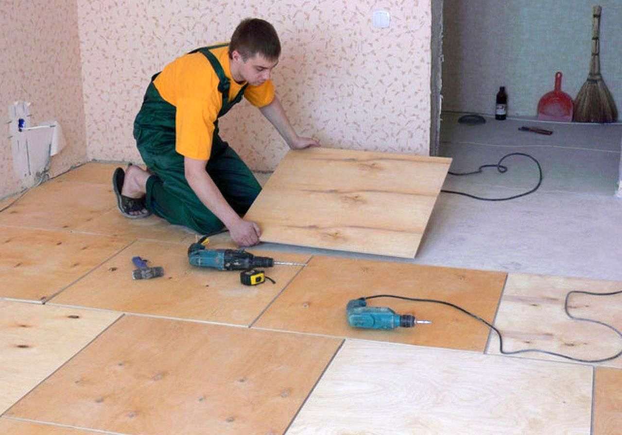 Как выровнять деревянный пол под линолеум своими руками: использование фанеры (фото и видео)