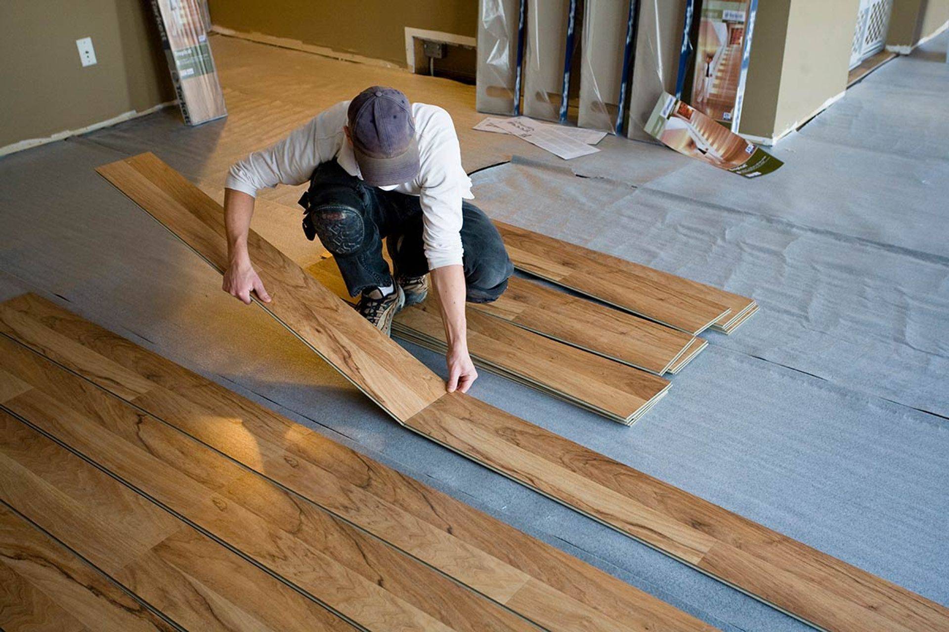 Как сделать монтаж ламината на деревянный пол в доме своими руками: пошаговая инструкция: обзор +видео