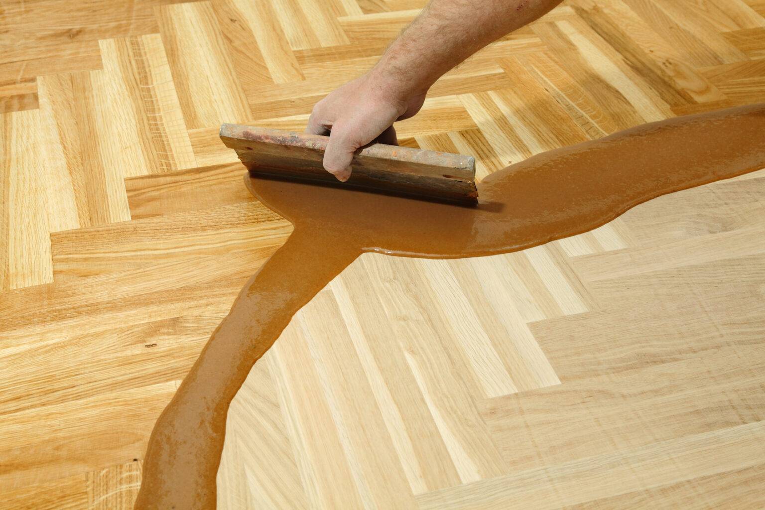 Как покрыть лаком деревянную поверхность в домашних условиях?